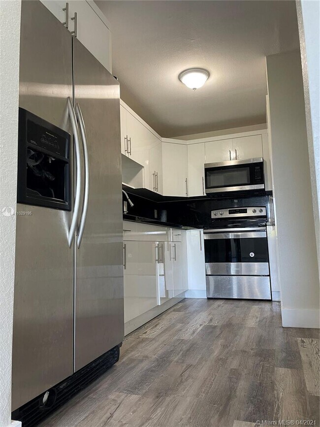 Foto del edificio - 10000 NW 80th Ct