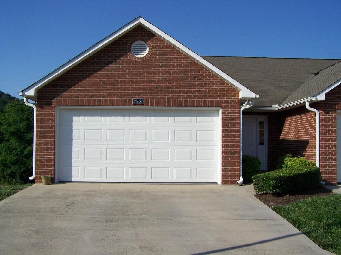 2 bath, 2 car garage townhouse w/ bonus room and fenced yard - 2 bath, 2 car garage townhouse w/ bonus room and fenced yard