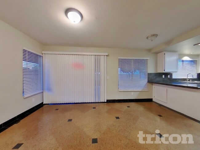 Building Photo - 863 Pike Dr