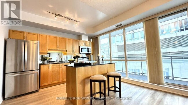 Photo du bâtiment - 220 Victoria St