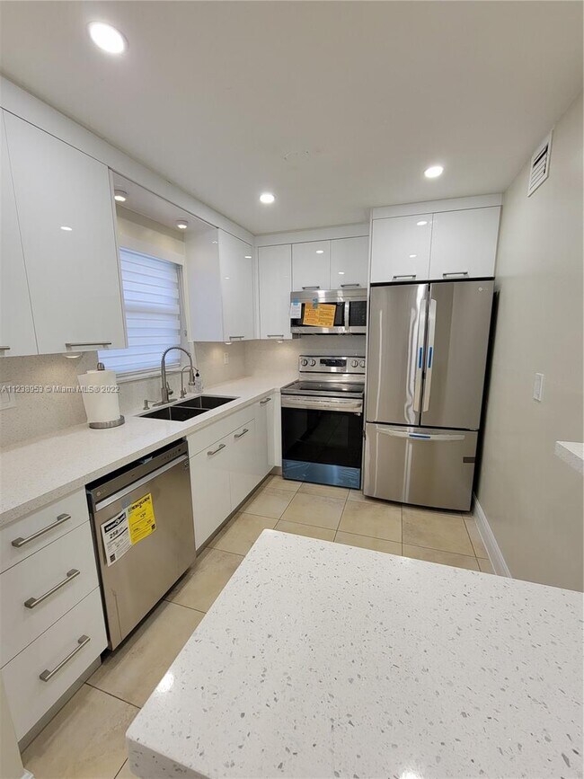 Building Photo - 9371 Fontainebleau Blvd