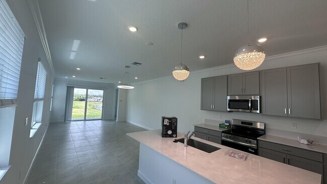 Building Photo - 3052 Cedar Pl