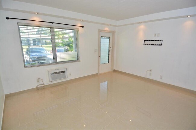 Foto del edificio - 2000 NE 51st Ct