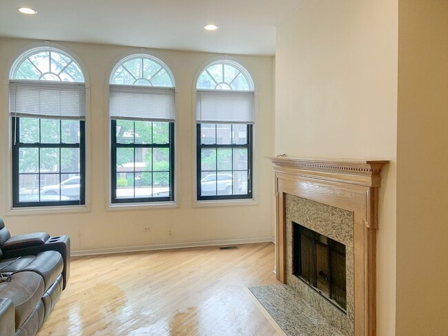 Building Photo - 2510 N Southport Ave