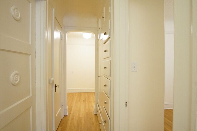 Foto del edificio - Gorgeous Corner 1-Bed with Built-ins in Coveted NW Location!