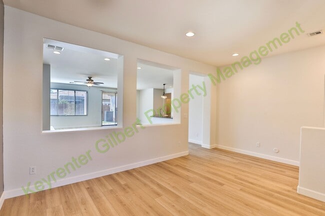 Foto del edificio - Beautiful Lyons Gate Home w/ Three Communi...