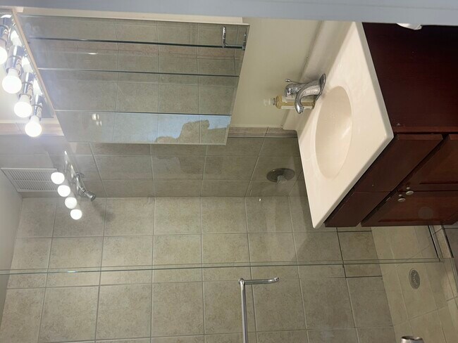 Foto del edificio - 655 W Irving Park Rd