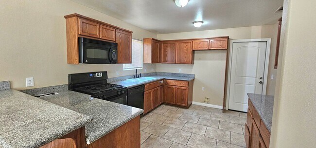 Building Photo - Spacious Single-Story Home with Central AC/Heat and Huge Backyard