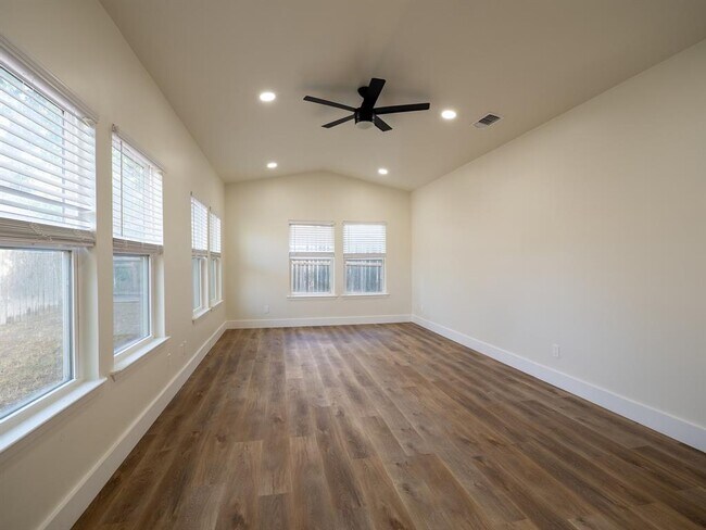 Foto del edificio - 210 Mockingbird Ln W