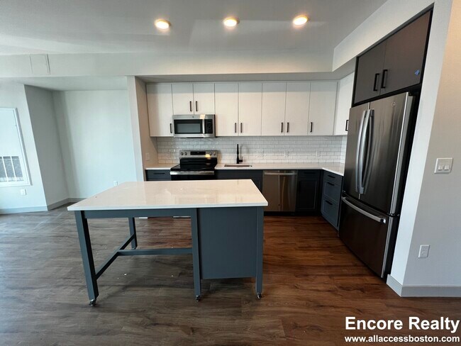 Foto del edificio - 80 Rugg Rd