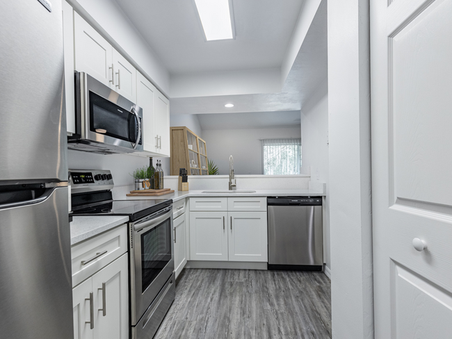 Cocina con acabados estilo agitador blanco - Cobblestone