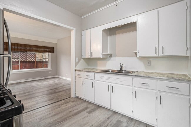 Building Photo - $799-Stylish 1-Bed/1-Bath Apartment with a Fresh Makeover!