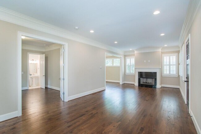 Building Photo - 579 Elmwood Dr NE