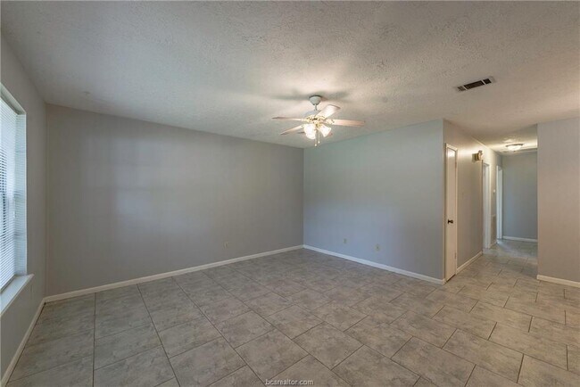 Building Photo - 3217 Heatherwood Dr