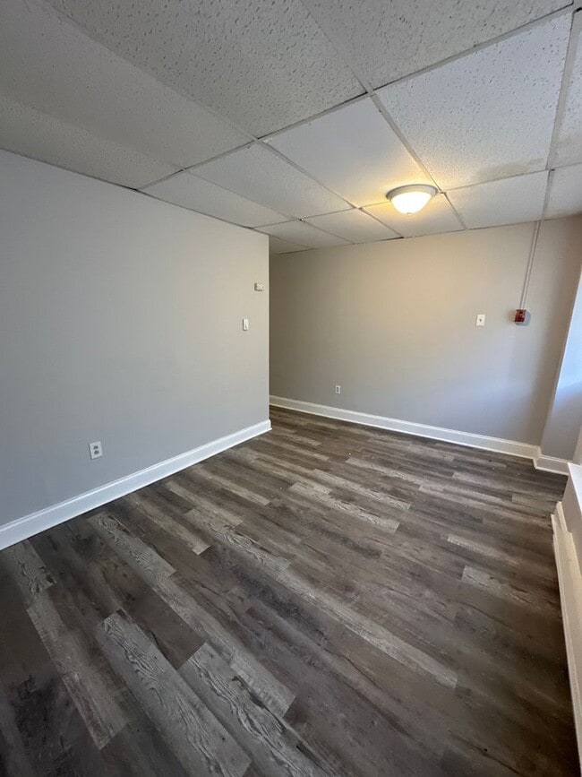 Building Photo - 254 Long Ln