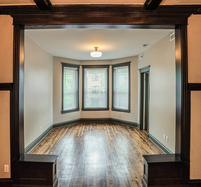 Building Photo - 836 N Maplewood Ave