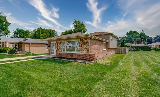 Building Photo - 8835 S California Ave