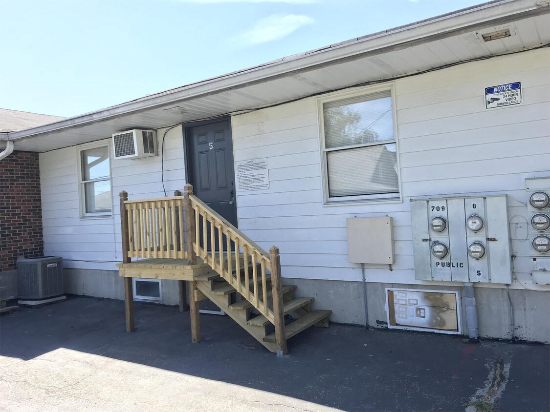 709 E Main St Unit 5, Warrenton, MO 63383 Apartment for Rent in