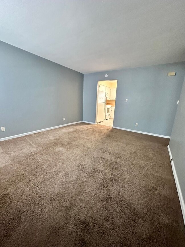 Building Photo - 2216 Pretty Lake Ave