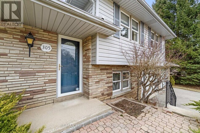 Photo du bâtiment - 305 Woodworth Dr