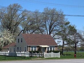 Building Photo - 1000 E Touhy Ave