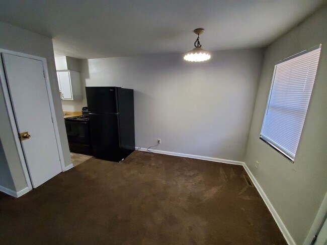 Dining Area - 706 N Broadway St