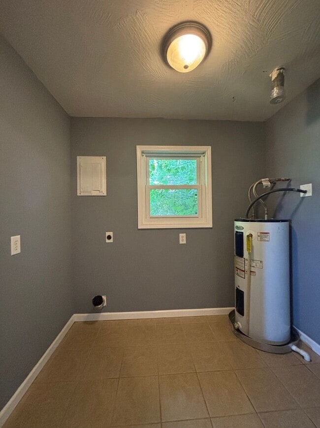 Building Photo - Recently Remodeled 2 Bedroom in West Sprin...