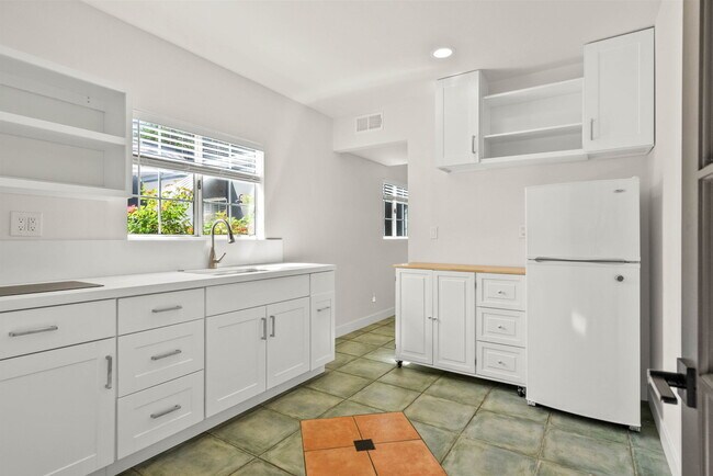 Kitchen - 2221 Walgrove Ave