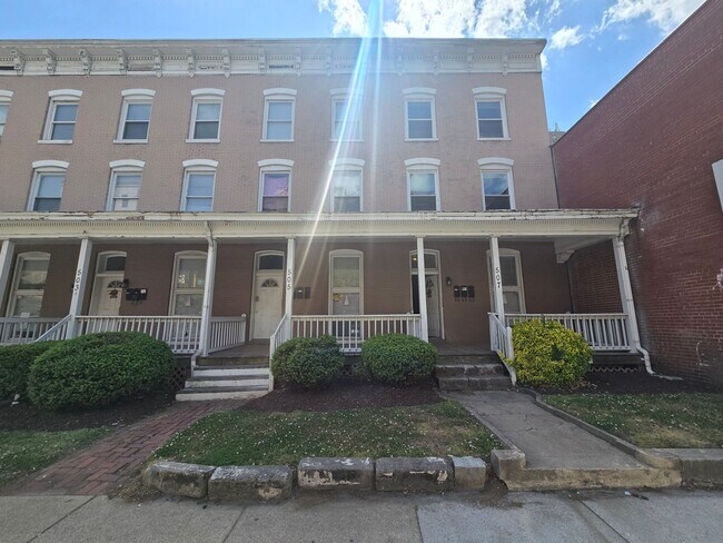 Building Photo - 501 W Grace St