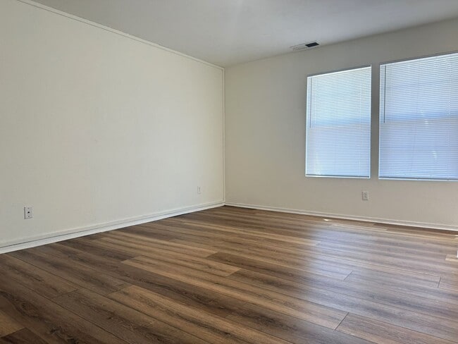 Building Photo - Don’t Miss Out on this 3/2.5 home