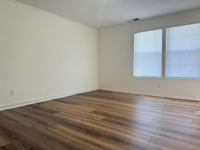 Foto del edificio - Don’t Miss Out on this 3/2.5 home
