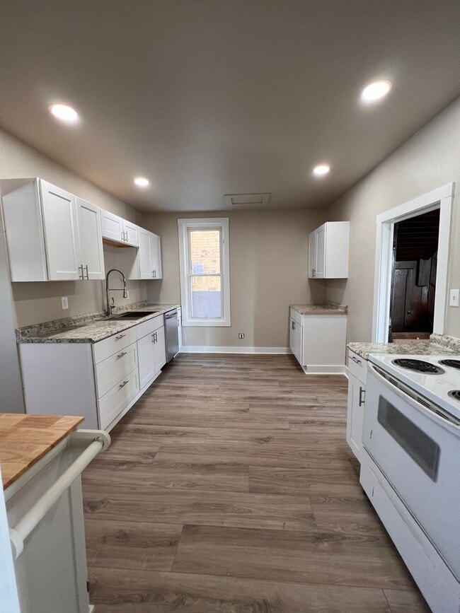 Building Photo - Large renovated house
