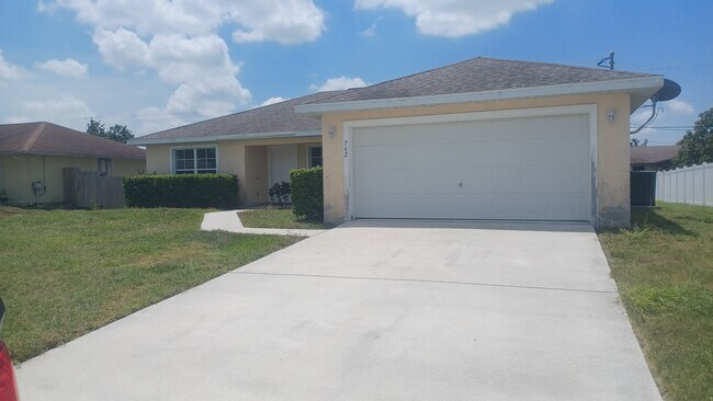 Building Photo - 762 NW Floresta Dr