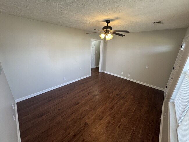 Foto del edificio - "Cozy Comfort Awaits: Charming 2-Bedroom Home in Oak Grove!"