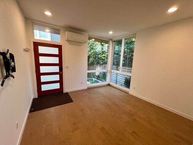 Foto del edificio - City Living at it's Best! Available Now