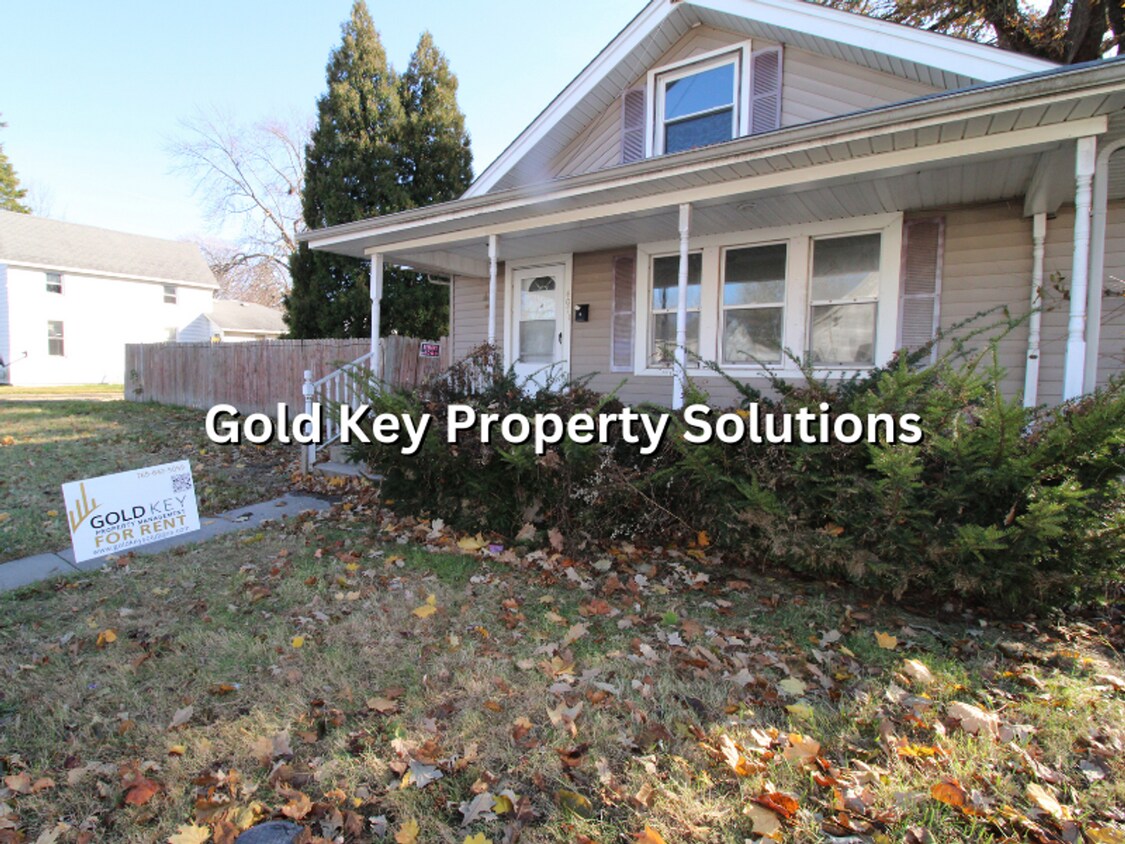 Foto principal - 2 BR 1 BA House with Fenced Backyard, Basement, and Garage NO SECTION 8