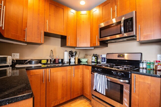 Foto del edificio - GORGEOUS BROOKLINE VILLAGE 4 BED/2 BATH WITH IN-UNIT LAUNDRY & CENTRAL AIR