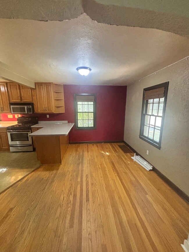 Building Photo - 203 Alder Ave