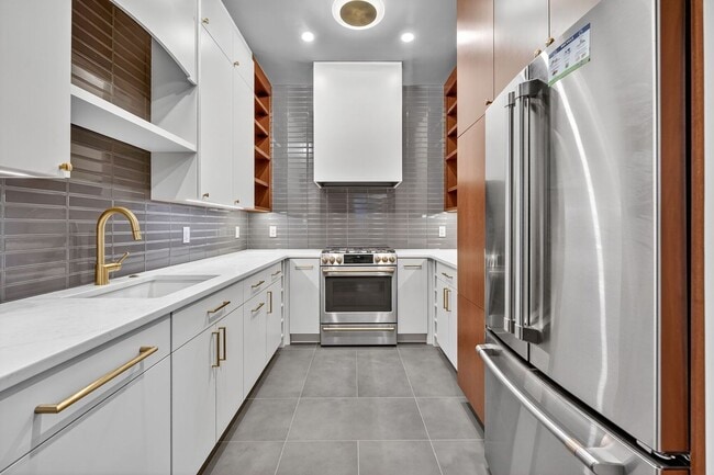 Building Photo - Available Now! High End 2 Bed 2 Bath in Lu...