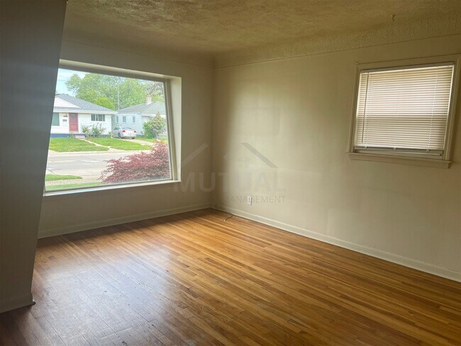 Foto del edificio - 24841 Hayes Ave