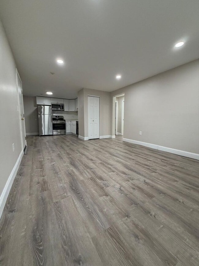 Building Photo - Fully Renovated 2 Bed with Heat, Hot Water and gas for cooking included