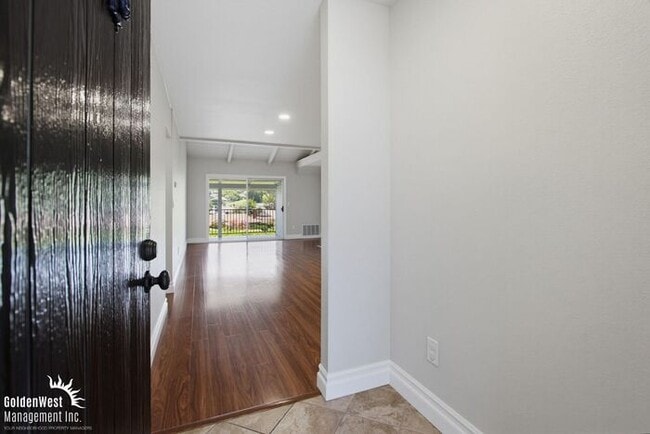 Building Photo - Inviting Upstairs 2Bdm and 2Ba Condo in San Marcos!