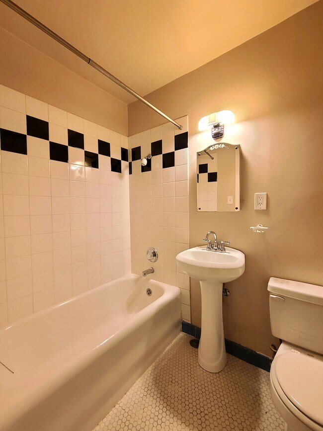Building Photo - 956 10th Avenue East, Unit 105