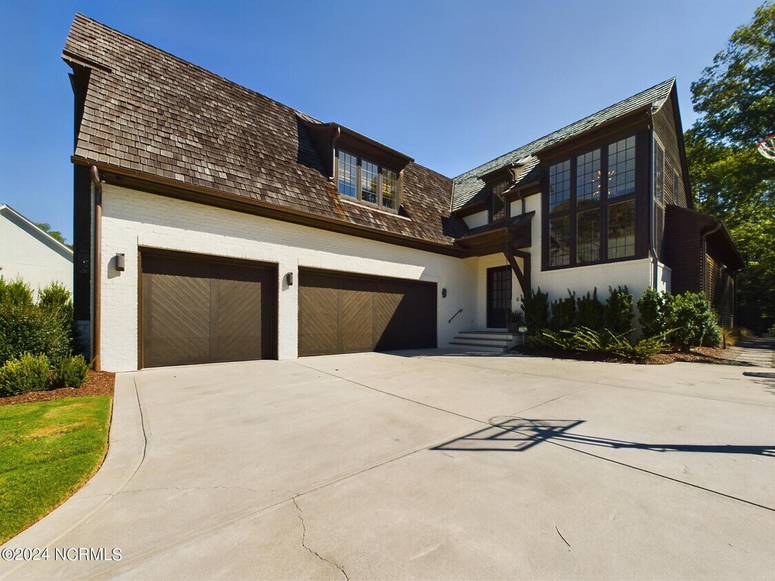 Primary Photo - 2120 Kipawa St