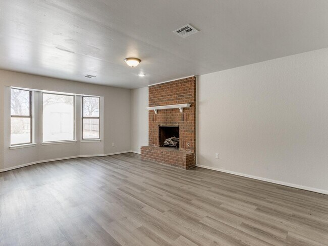 Building Photo - 5933 N Redmond Ave