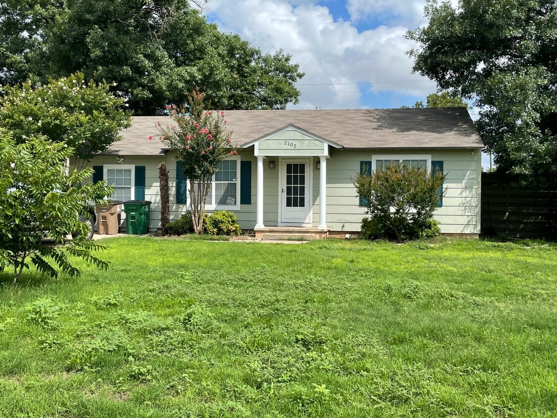 Primary Photo - 2102 W Concho Ave