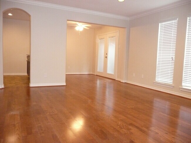 Foto del edificio - 5832 Sandhurst Ln
