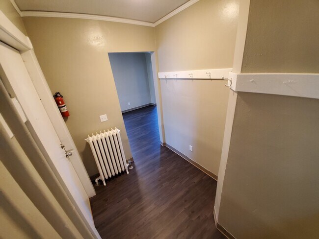 Foto del edificio - 419 N 1st Ave W