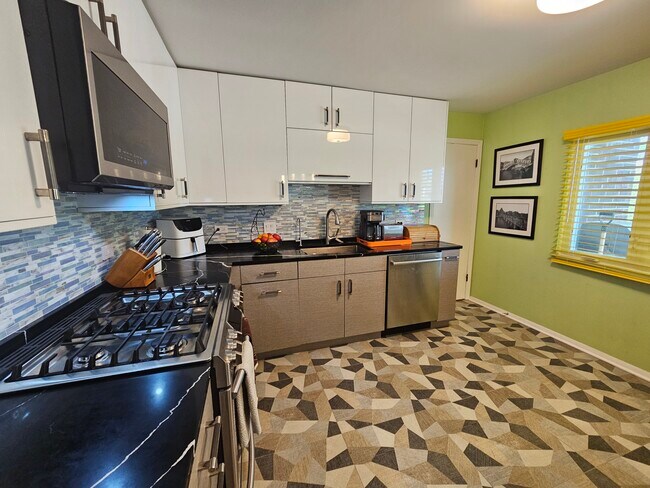 Building Photo - 1550 Sandpebble Dr