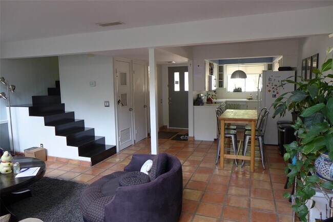 Building Photo - 1304 Mariposa Dr